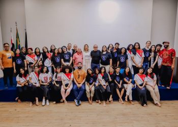 Cícero Lucena apresenta grupo de teatro da Rede Municipal para o Centro da Imagem, que vai transformar peça dos alunos em narrativa cinematográfica