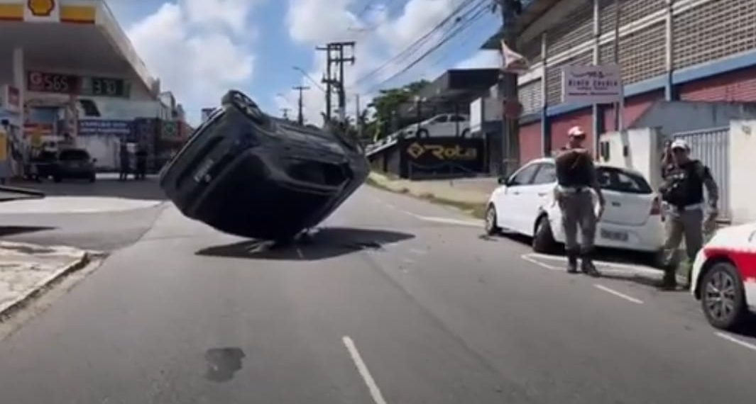 Acidente entre dois carros provoca capotamento e deixa uma pessoa ferida, em João Pessoa