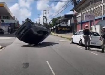 Acidente entre dois carros provoca capotamento e deixa uma pessoa ferida, em João Pessoa
