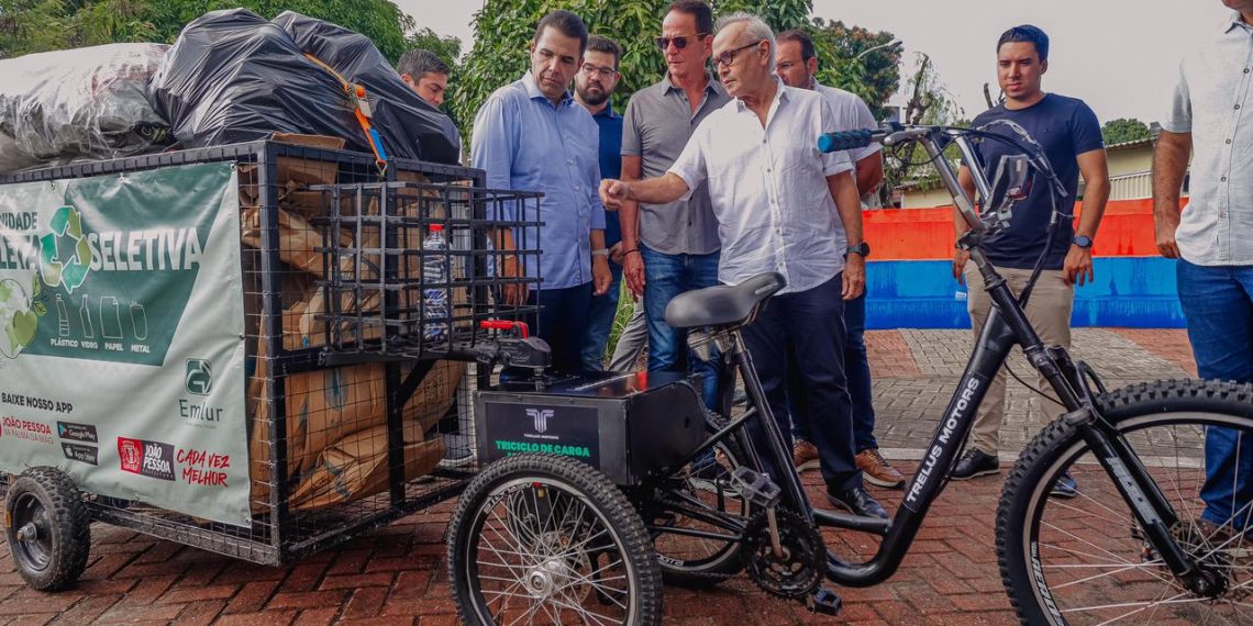 Cícero Lucena apresenta triciclo elétrico e varredeira à vácuo, duas inovações para a limpeza urbana de João Pessoa