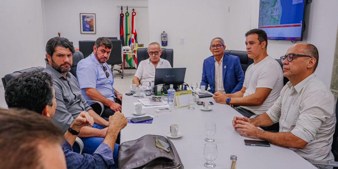 Cícero Lucena ouve pleitos de empresários para fomentar atividades comerciais no Centro Histórico