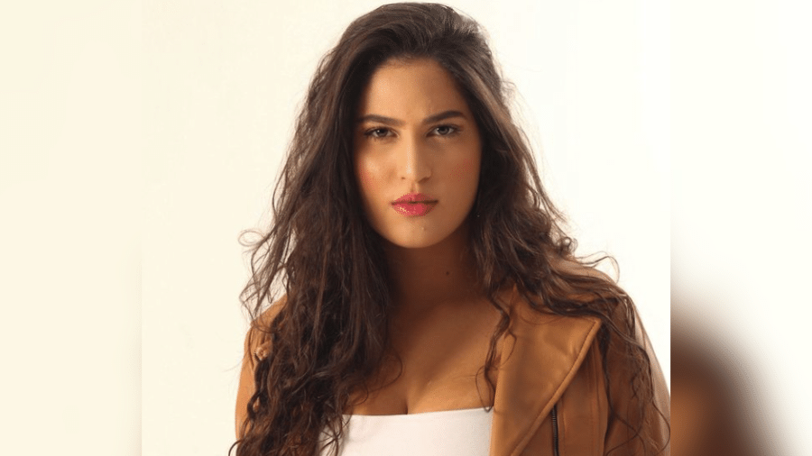 Atriz morre atropelada após parar carro no acostamento para trocar pneu