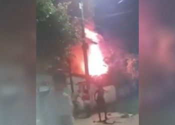 Casa pega fogo após idosa tentar acender vela, no Alto do Mateus