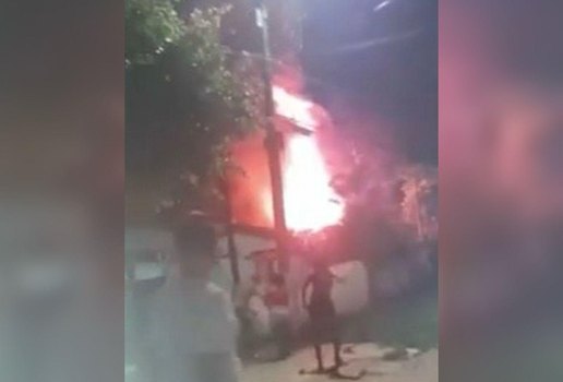 Casa pega fogo após idosa tentar acender vela, no Alto do Mateus