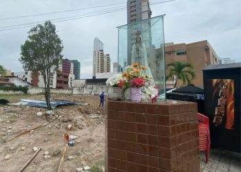 Gruta de Nossa Senhora fica intacta em meio a cenário de destruição