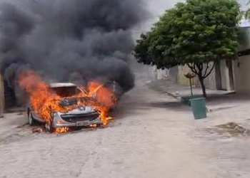 Carro pega fogo em João Pessoa; suspeita é de pane elétrica
