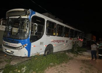 Ônibus desgovernado bate em carro e derruba poste em João Pessoa