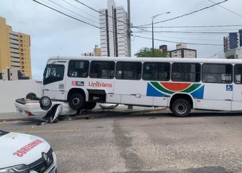 Carro vai parar embaixo de ônibus e colisão deixa três feridos, em João Pessoa