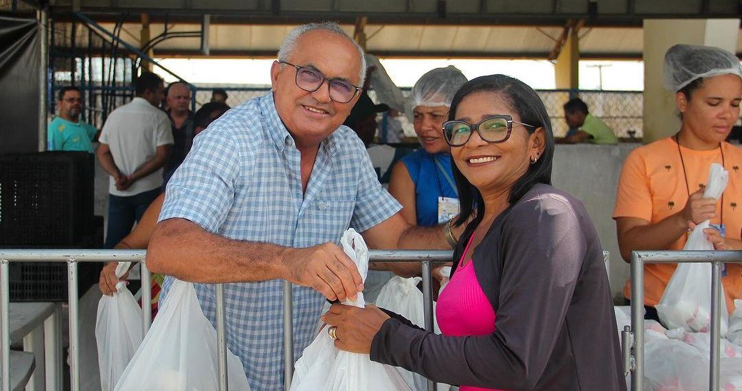 Prefeitura de Pedras de Fogo entrega 24 toneladas de peixe e arroz na Semana Santa