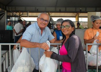 Prefeitura de Pedras de Fogo entrega 24 toneladas de peixe e arroz na Semana Santa