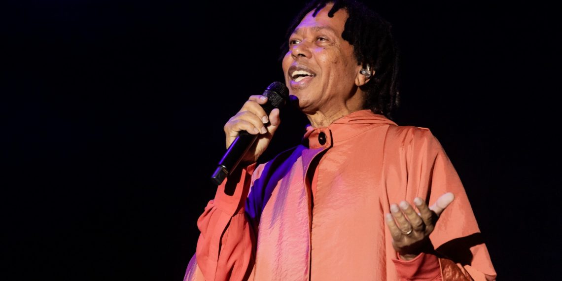 Djavan faz show em João Pessoa neste domingo (17)