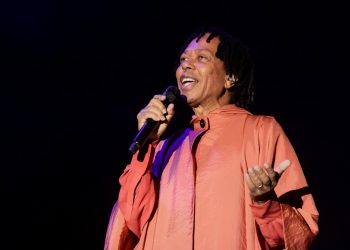 Djavan faz show em João Pessoa neste domingo (17)