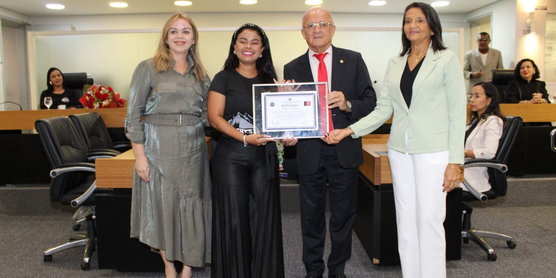 ALPB concede cidadania paraibana à empresária Paula Graziela Miguel Soares da Silva