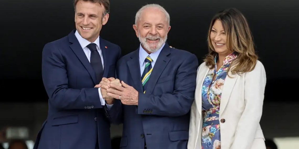 Lula concede a Macron a Ordem Nacional do Cruzeiro do Sul