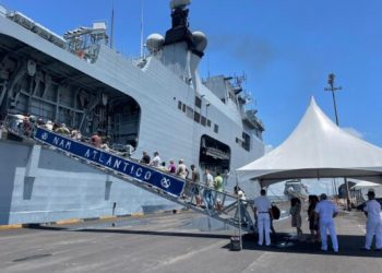 Multidão visita navio de guerra atracado no Porto de Cabedelo neste domingo