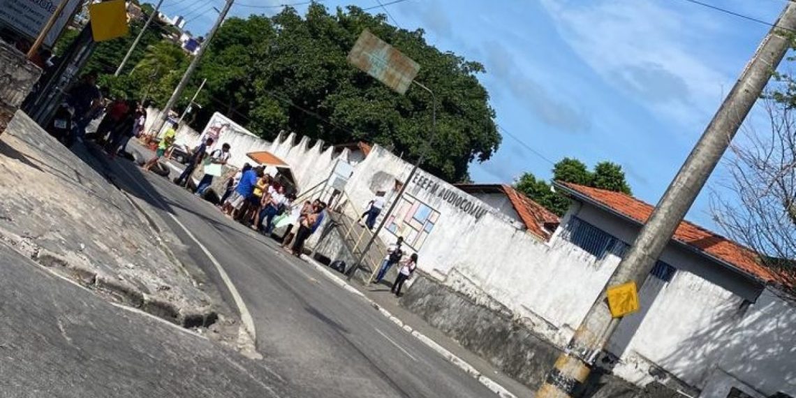 Estudantes fecham avenida em protesto contra falta de climatização em escola
