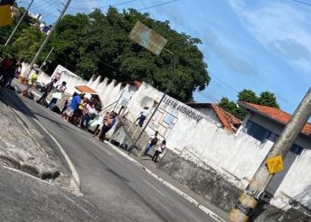Estudantes fecham avenida em protesto contra falta de climatização em escola