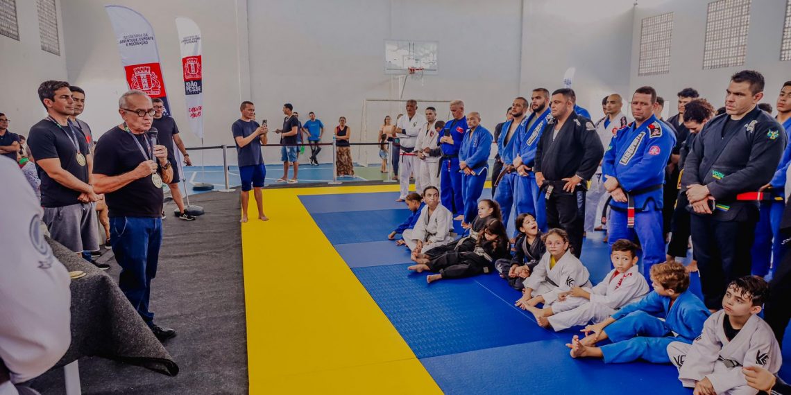 Cícero Lucena entrega tatames olímpicos para os alunos do projeto Campeões do Amanhã