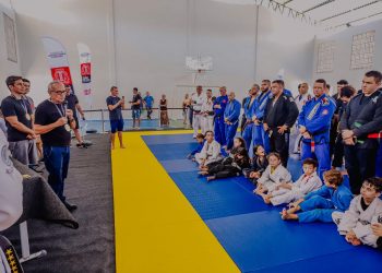 Cícero Lucena entrega tatames olímpicos para os alunos do projeto Campeões do Amanhã