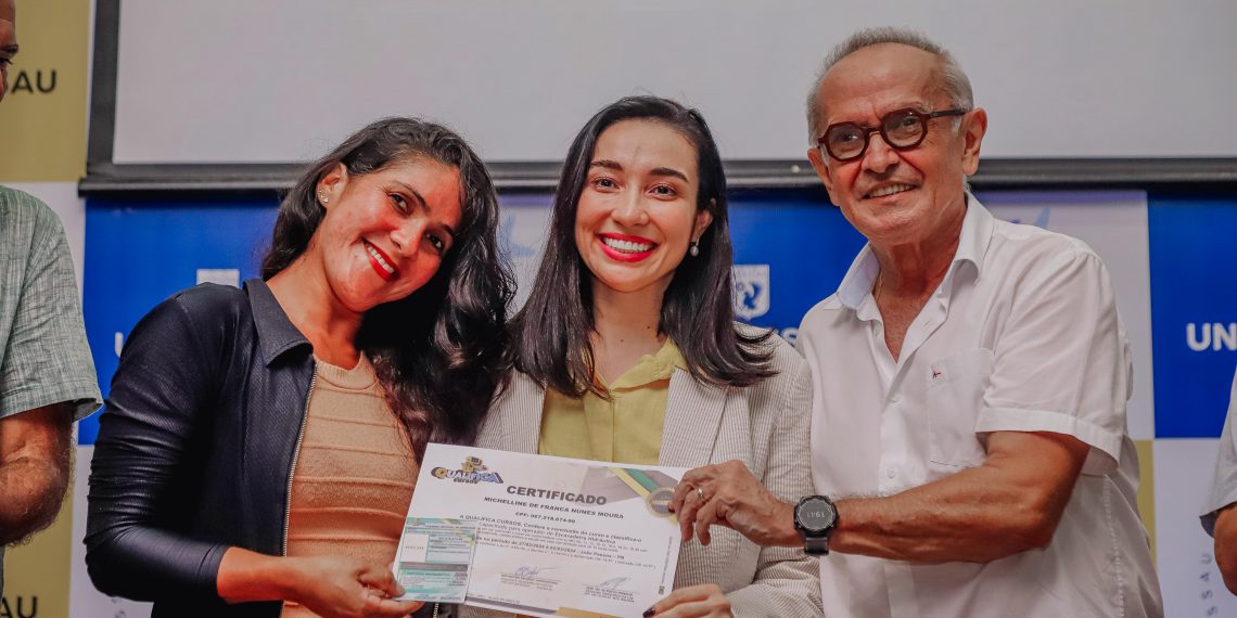 Cícero Lucena entrega certificados para 410 concluintes do curso de operador de máquinas pesadas