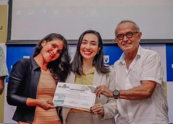 Cícero Lucena entrega certificados para 410 concluintes do curso de operador de máquinas pesadas