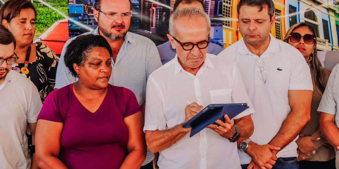 Cícero Lucena autoriza obras de pavimentação em mais sete ruas e anuncia a construção de uma nova maternidade