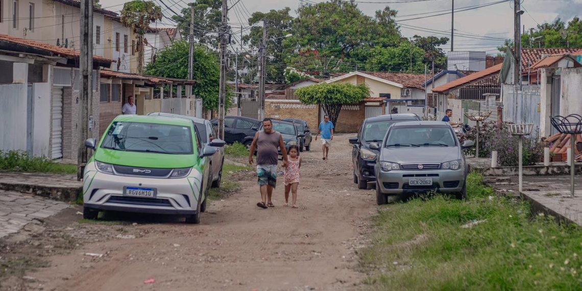 Cícero Lucena autoriza pavimentação de 27 ruas no Valentina, que ficará 100% pavimentado