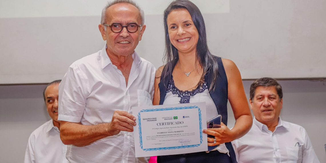 Cícero Lucena entrega certificados para 56 participantes de curso oferecido pela Prefeitura de João Pessoa