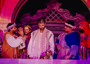 Cícero Lucena celebra sucesso do espetáculo Paixão de Cristo, destaca renovação da fé e convida população para assistir a última noite de encenação