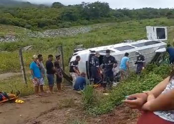 Acidente com van deixa uma pessoa morta e seis feridas no Sertão da Paraíba