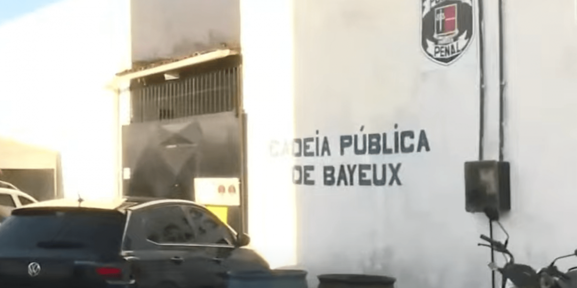 Polícia descobre túnel em cadeia pública e impede fuga de presos, em Bayeux