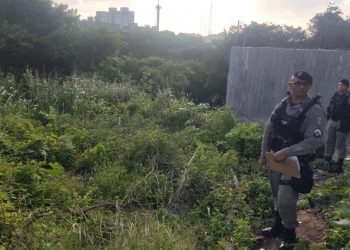 PM encontra corpo de homem crivado de balas em campo de futebol do bairro 13 de Maio