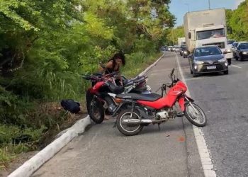 Engavetamento de motocicletas deixa trânsito lento na BR-230, em João Pessoa