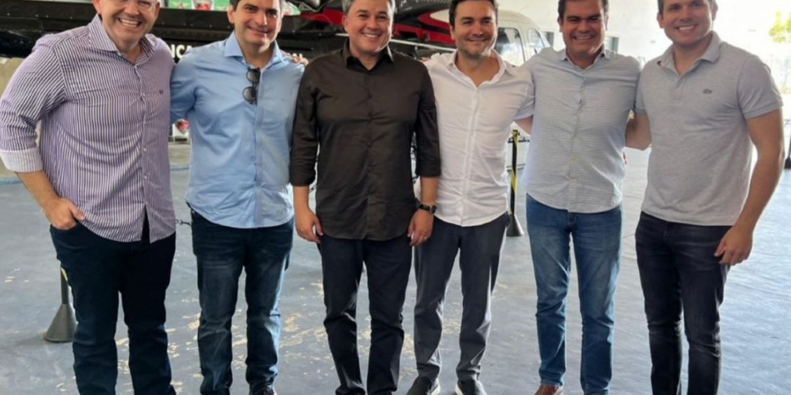 Ministro do Turismo libera R$ 2 milhões para pagar cantores no São João de Campina Grande