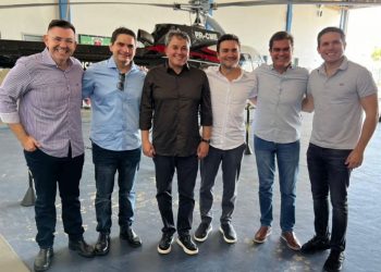 Ministro do Turismo libera R$ 2 milhões para pagar cantores no São João de Campina Grande