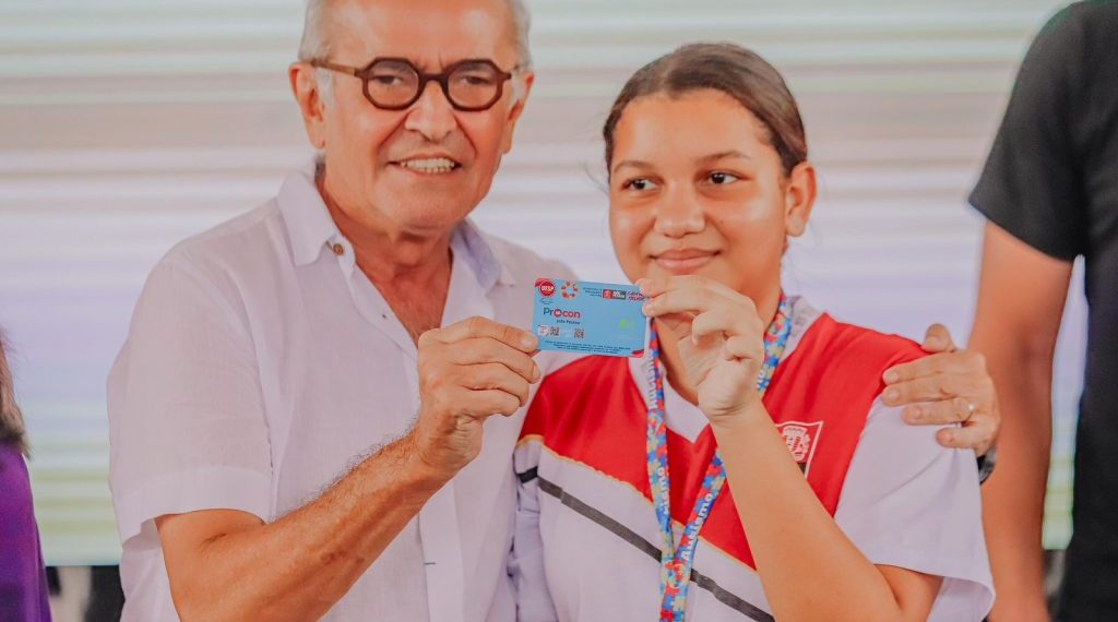 Cícero Lucena entrega mais de 500 carteiras estudantis gratuitas para alunos da Rede Municipal de Ensino