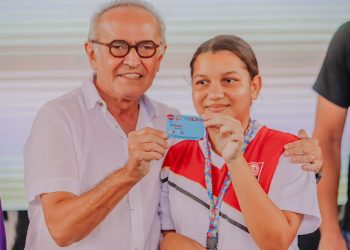 Cícero Lucena entrega mais de 500 carteiras estudantis gratuitas para alunos da Rede Municipal de Ensino
