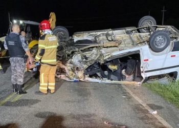 Acidente entre retroescavadeira e van deixa criança e adolescente mortos