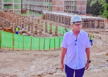 Cícero inspeciona obras de construção do Complexo Beira Rio