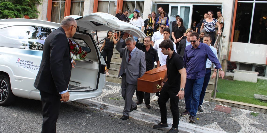 Família, amigos e autoridades se despedem do ex-deputado Agassis Almeida em velório na ALPB