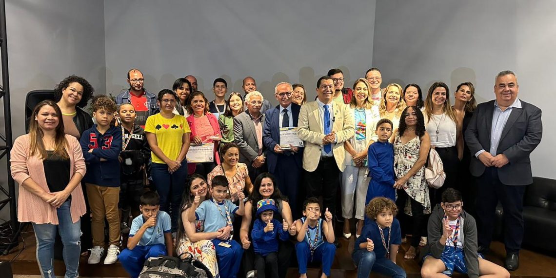 Cícero Lucena recebe prêmio Orgulho Autista Brasil em reconhecimento ao trabalho de inclusão social em João Pessoa