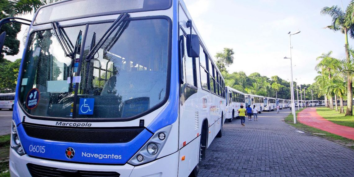Prefeito entrega 35 novos ônibus para renovação da frota da Capital, que se torna a 3ª mais nova do Nordeste