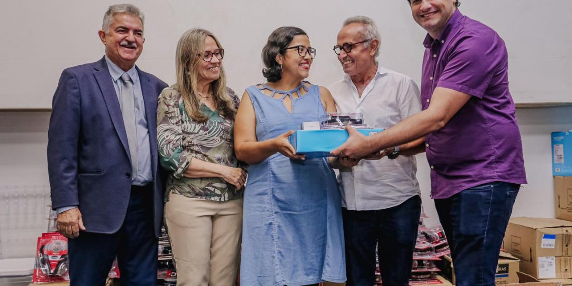 PMJP entrega 250 novos Chromebooks, elevando para 17 mil aparelhos que auxiliam professores e alunos nas salas de aulas do Município