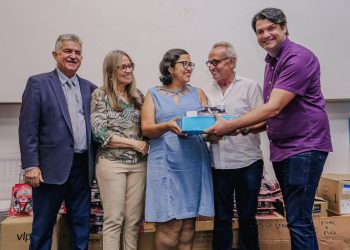 PMJP entrega 250 novos Chromebooks, elevando para 17 mil aparelhos que auxiliam professores e alunos nas salas de aulas do Município