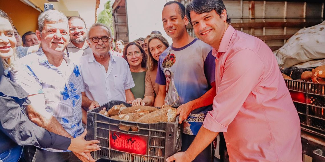 Durante distribuição de 65 toneladas de alimentos para instituições, prefeito reforça importância da geração de renda no PAA