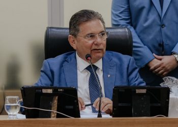 Lei de Adriano Galdino obriga editora a ofertarem materiais em formato digital e linguagem Braille na Paraíba