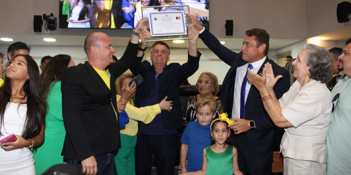 ALPB entrega título de cidadão paraibano ao ex-presidente Jair Bolsonaro