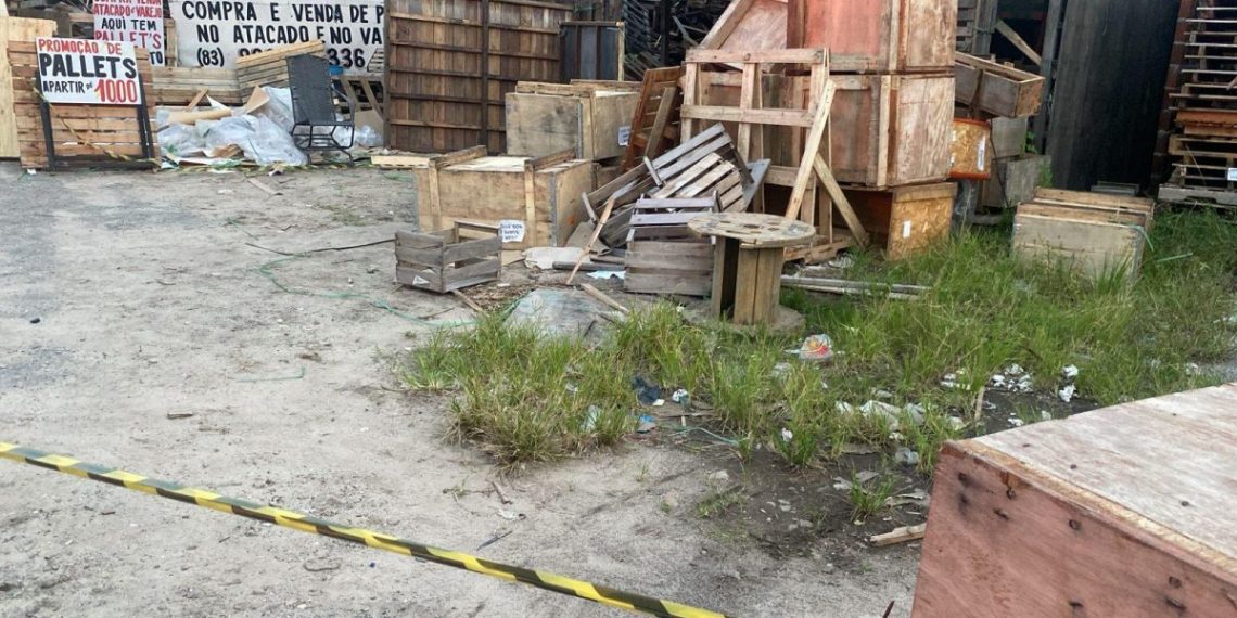 Homem é morto em loja de pallets da família, no Jardim Veneza