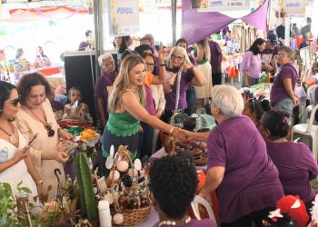 Primeira-dama do Estado prestigia feira de artesanato do Cendac