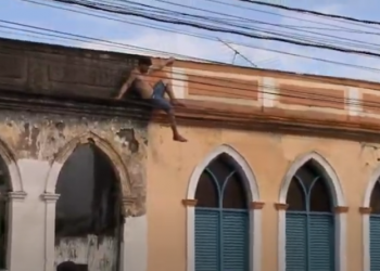 Homem sobe em cima de prédio e fica preso durante uma tentativa de fuga, em João Pessoa